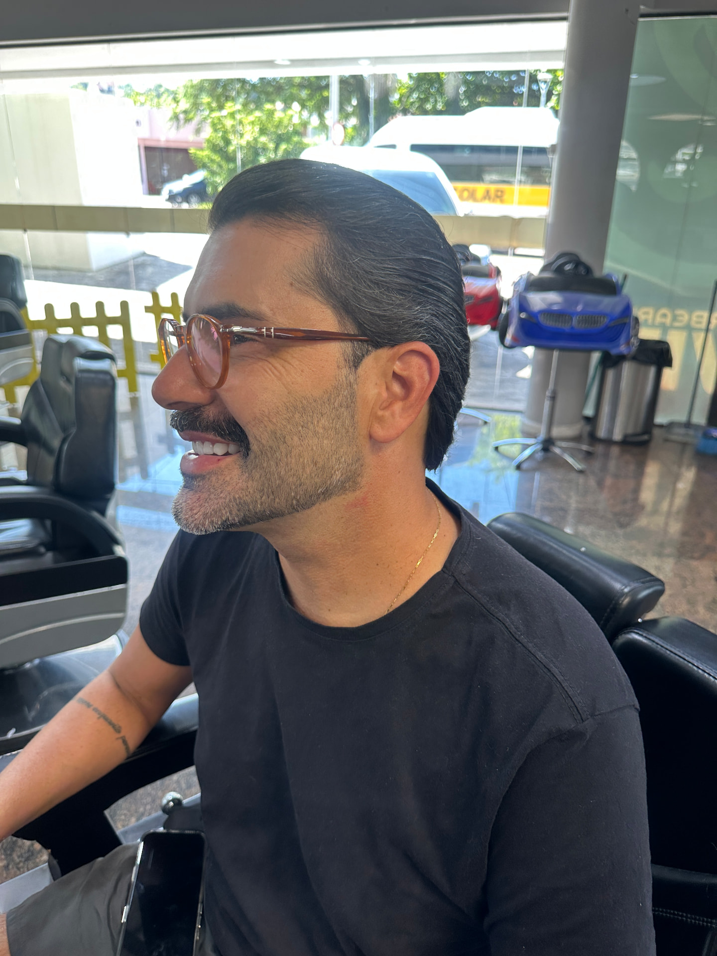 Barba com contorno alinhado, visto de perfil