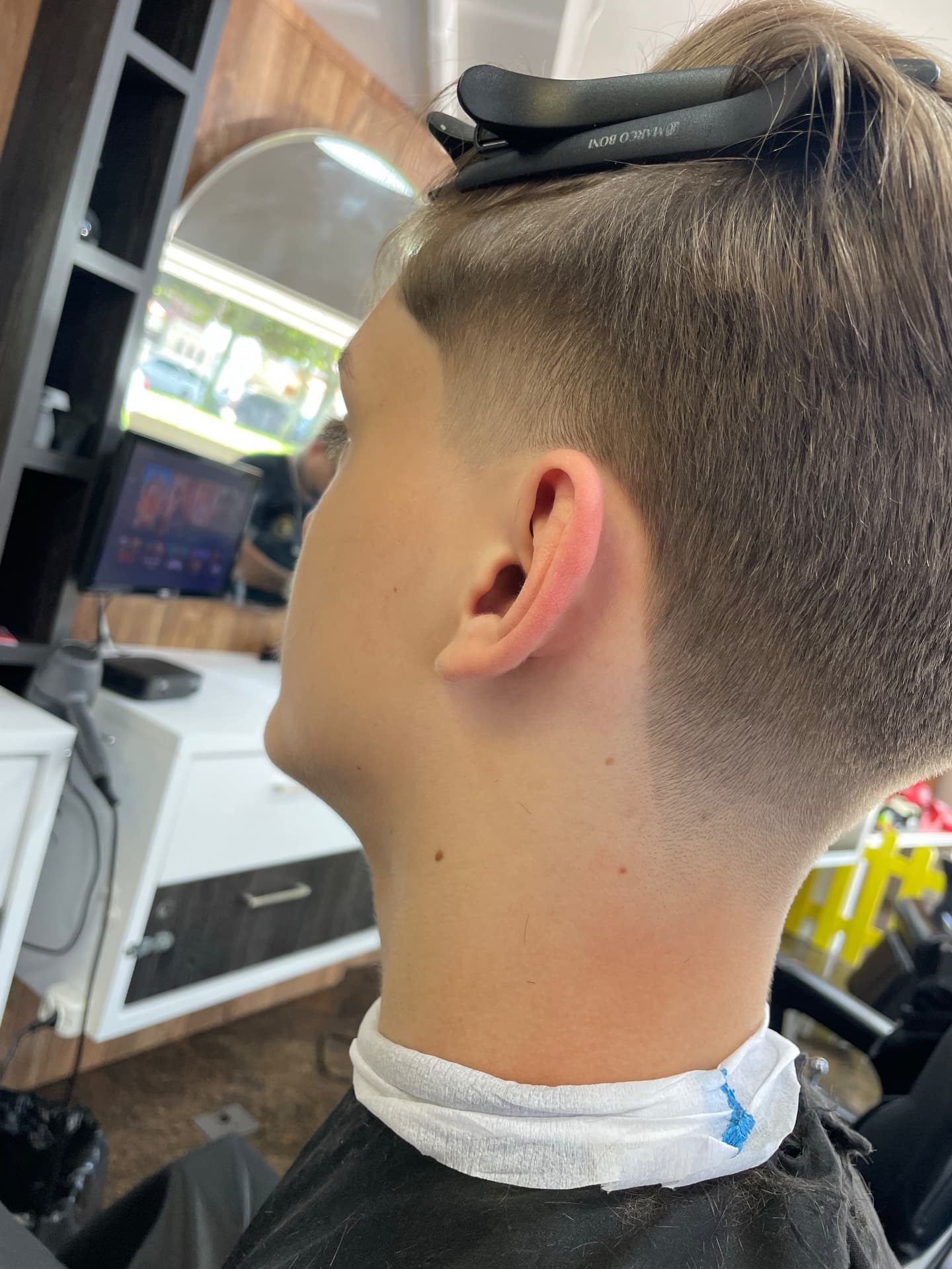 Degradê na lateral e nuca, visto de perfil
