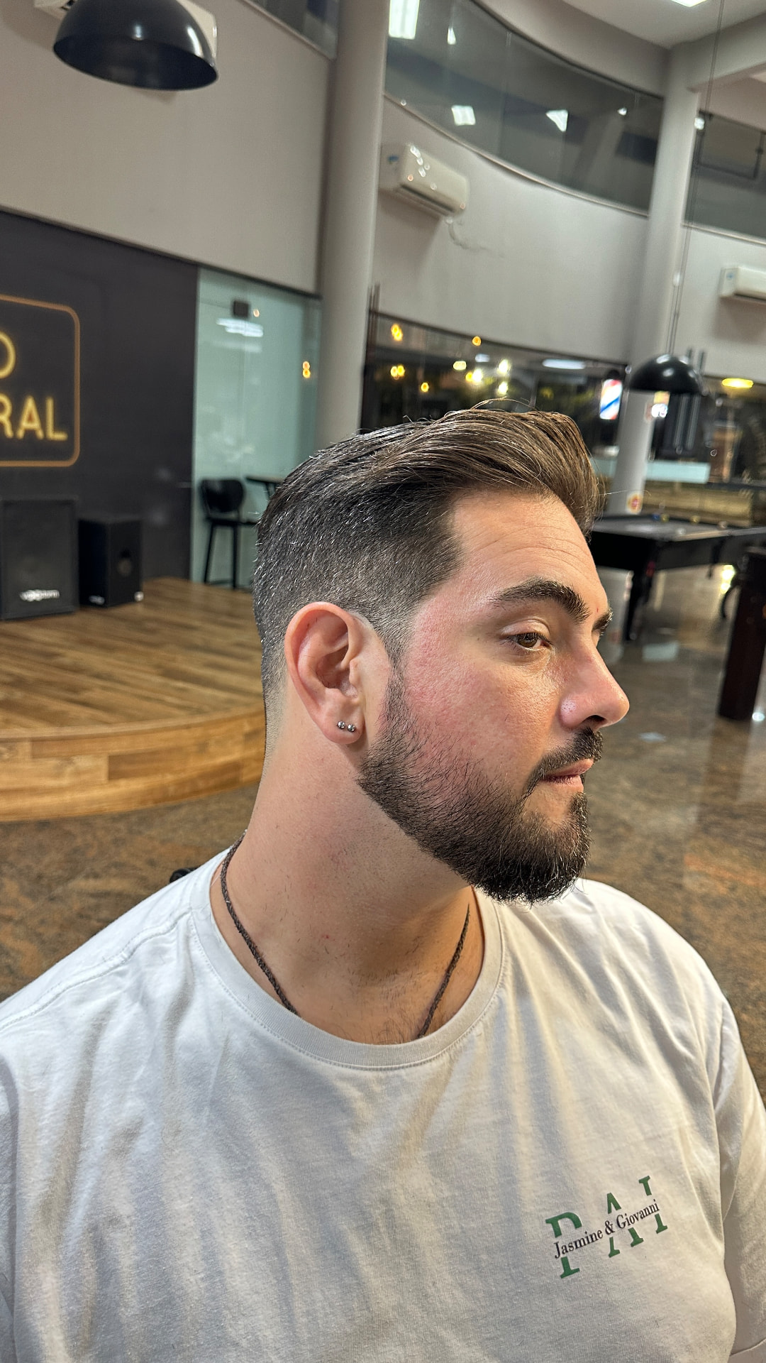 Barba modelada e finalizada, visto de perfil
