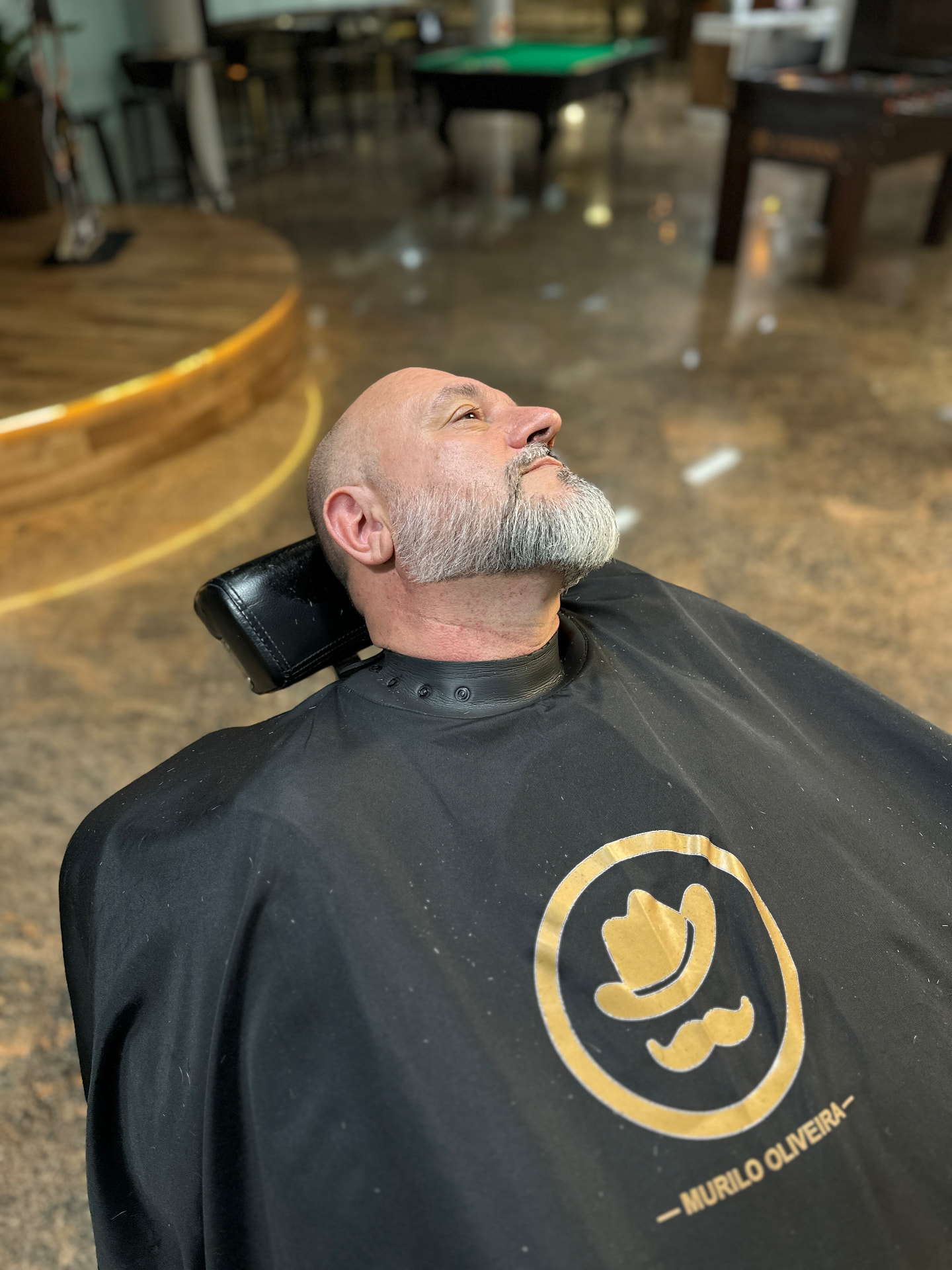 Barba grisalha modelada com acabamento alinhado, visto de perfil