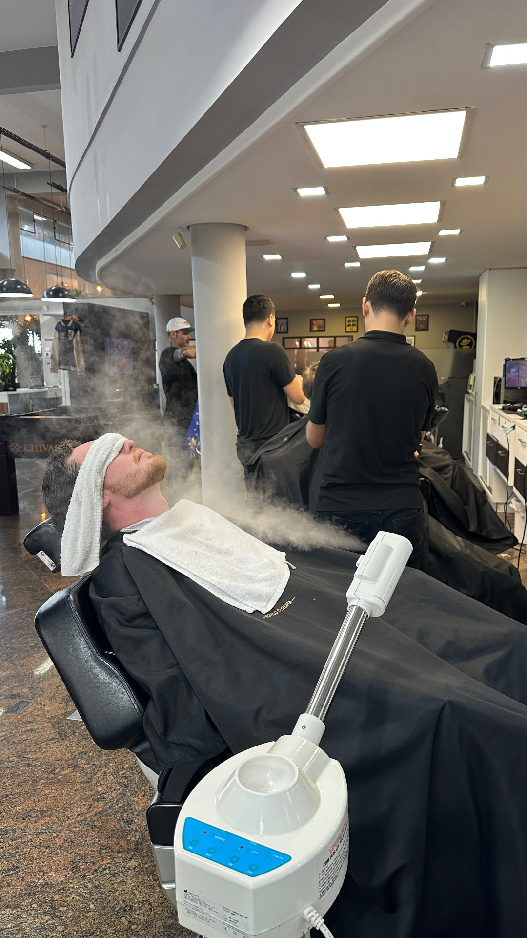 Barba modelada com acabamento na navalha