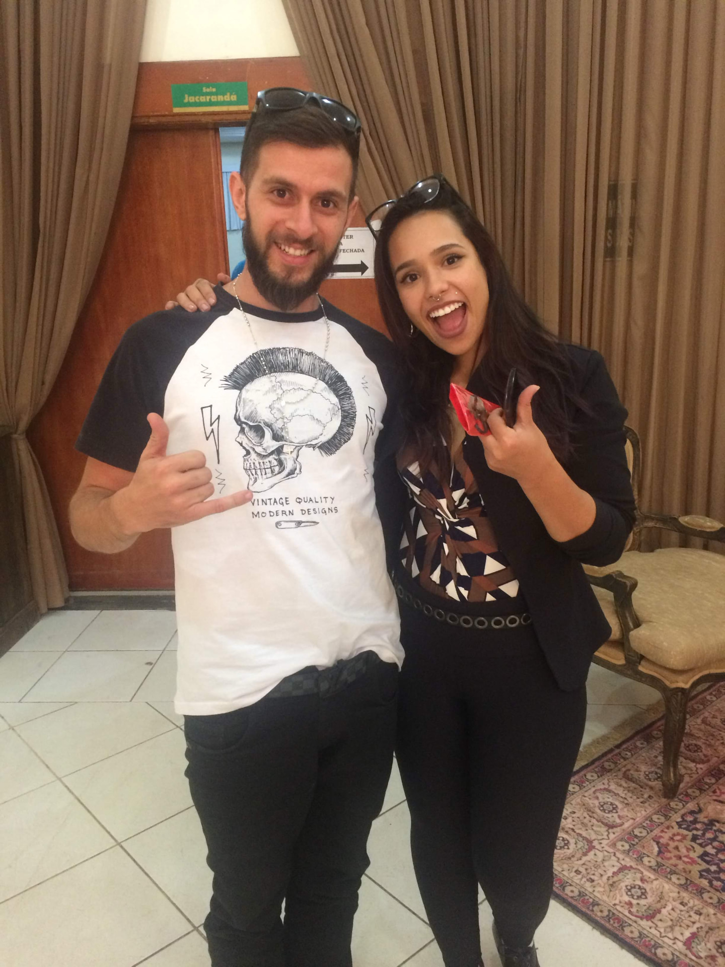 Murilo Oliveira ao lado de educadora em curso de barbearia