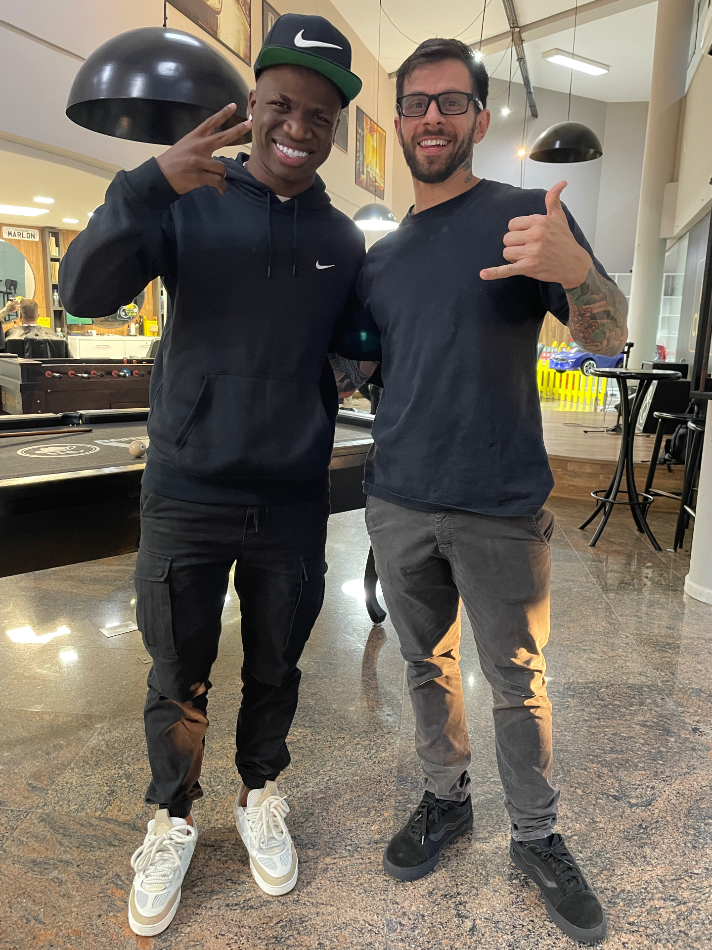Murilo Oliveira recebendo cliente na barbearia