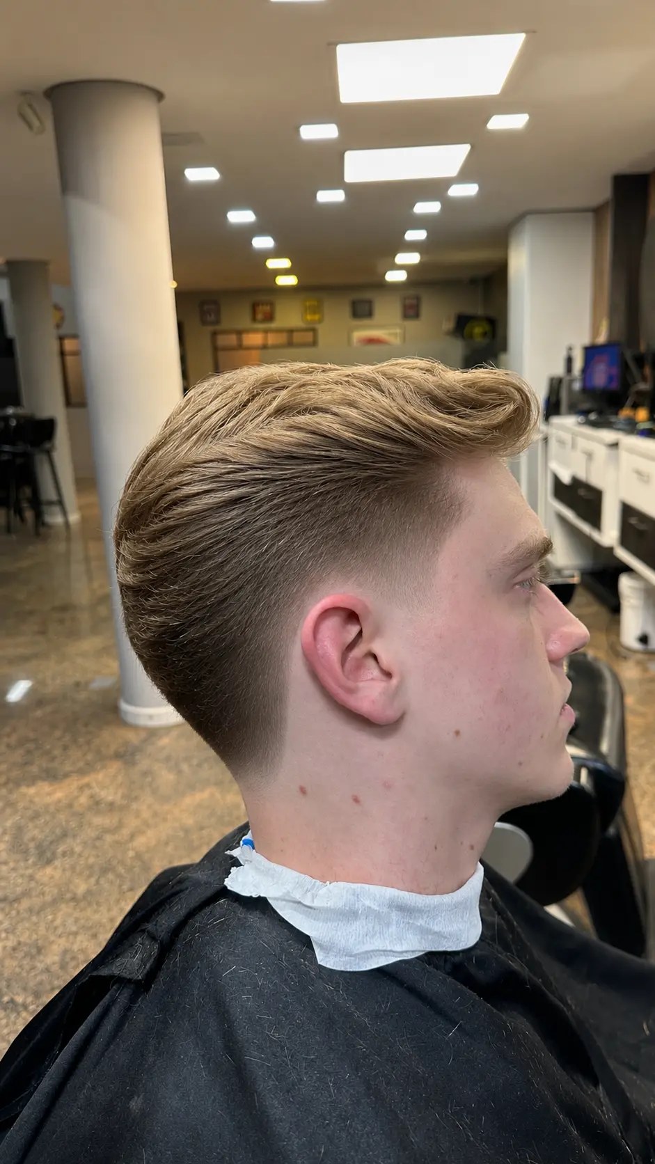 Degradé médio com topo penteado para o lado